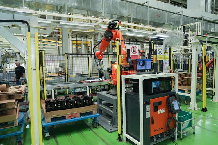 美的泰國工廠內的5G機械臂