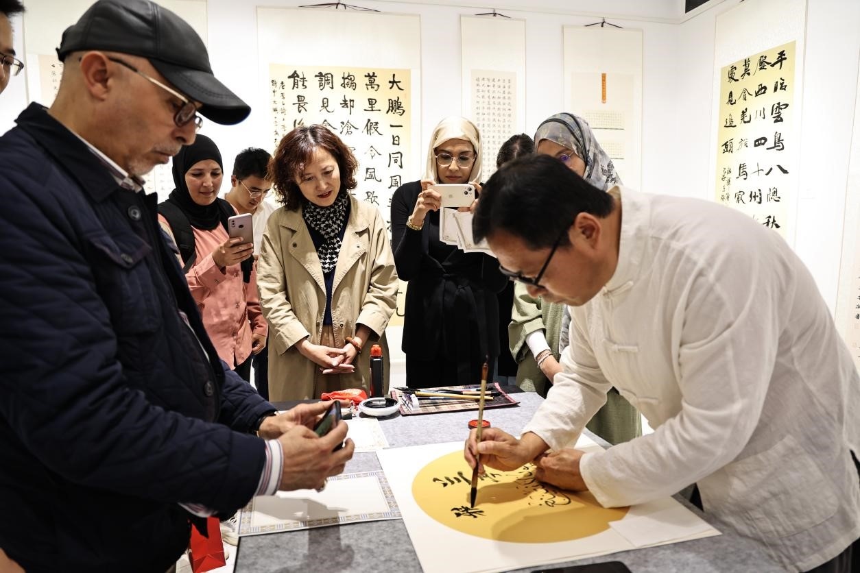 中摩書法老師在共同創(chuàng)作。拉巴特中國文化中心供圖