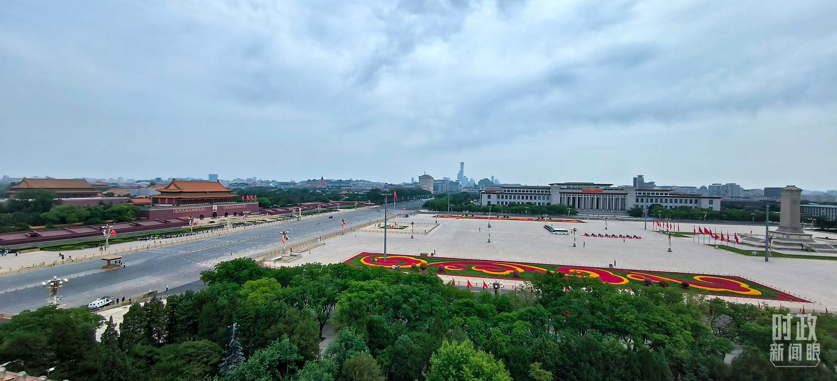 △北京長(zhǎng)安街兩側(cè)懸掛中俄兩國(guó)國(guó)旗。（總臺(tái)央視記者范凱拍攝）