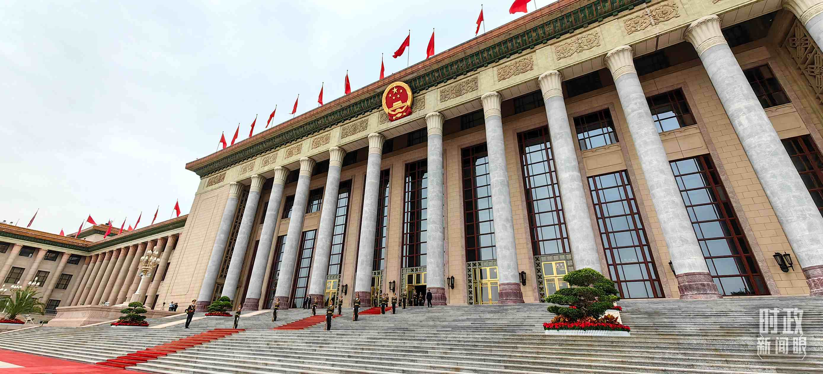 △人民大會(huì)堂東門(mén)外廣場(chǎng)。（總臺(tái)央視記者段德文拍攝）