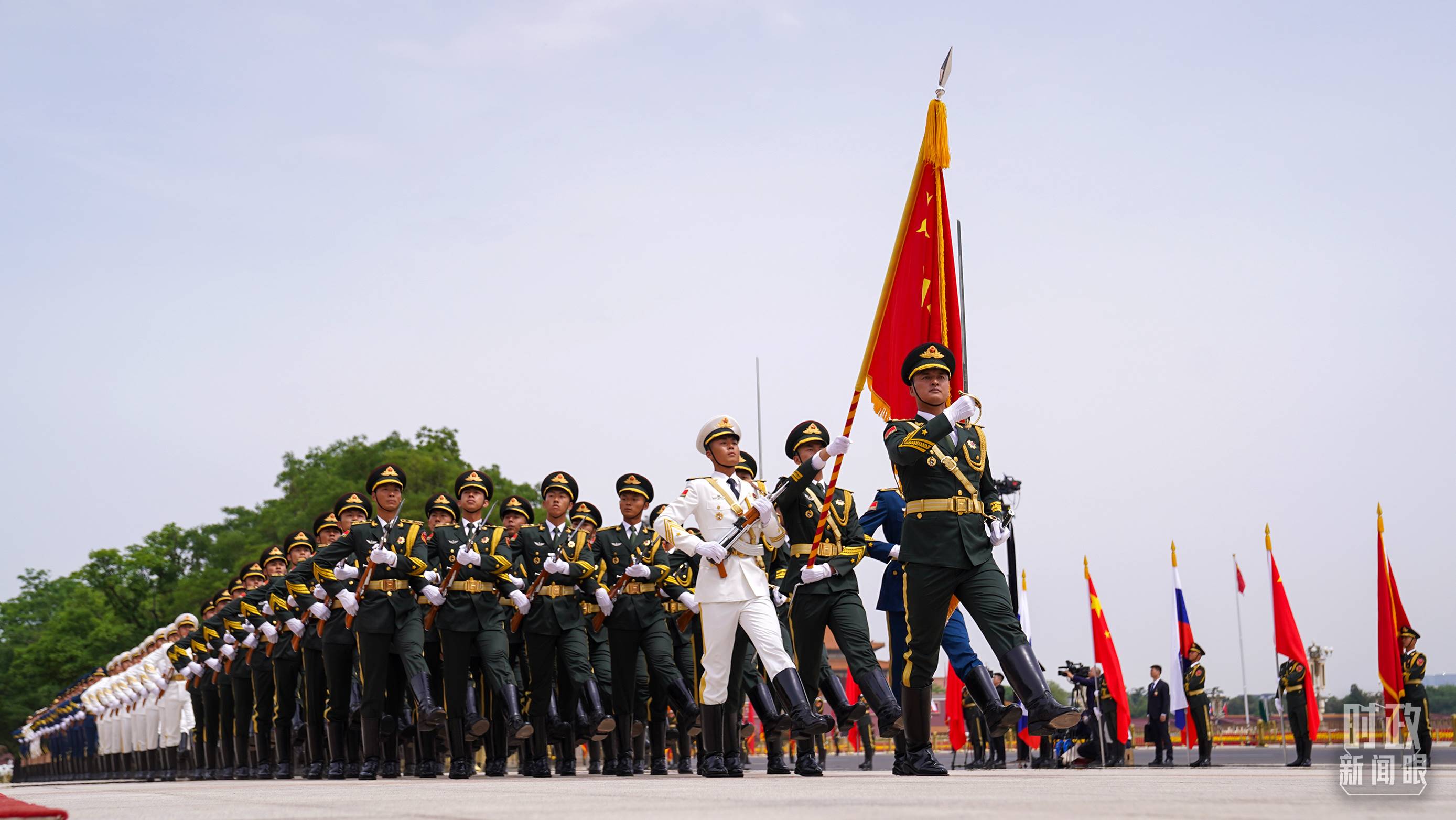 △歡迎儀式現(xiàn)場(chǎng)的中國(guó)人民解放軍儀仗隊(duì)。（總臺(tái)國(guó)廣記者李晉拍攝）