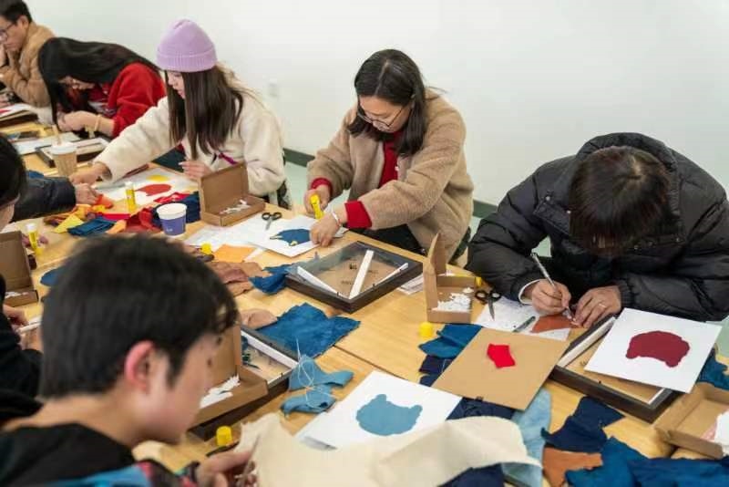 2024年2月，群眾在貴州省民族博物館老師帶領(lǐng)下開展拼布、拓印等非遺手工體驗(yàn)活動(dòng)。受訪者供圖