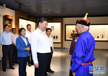 2019年7月15日，習近平總書記在赤峰博物館同古典民族史詩《格薩（斯）爾》非物質文化遺產傳承人親切交談。