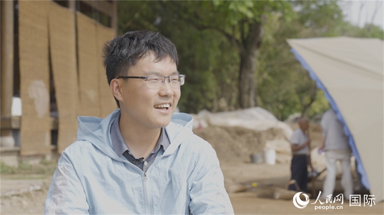 四川省文物考古研究院館員許丹陽(yáng)接受人民網(wǎng)采訪。人民網(wǎng)記者 張榮攝