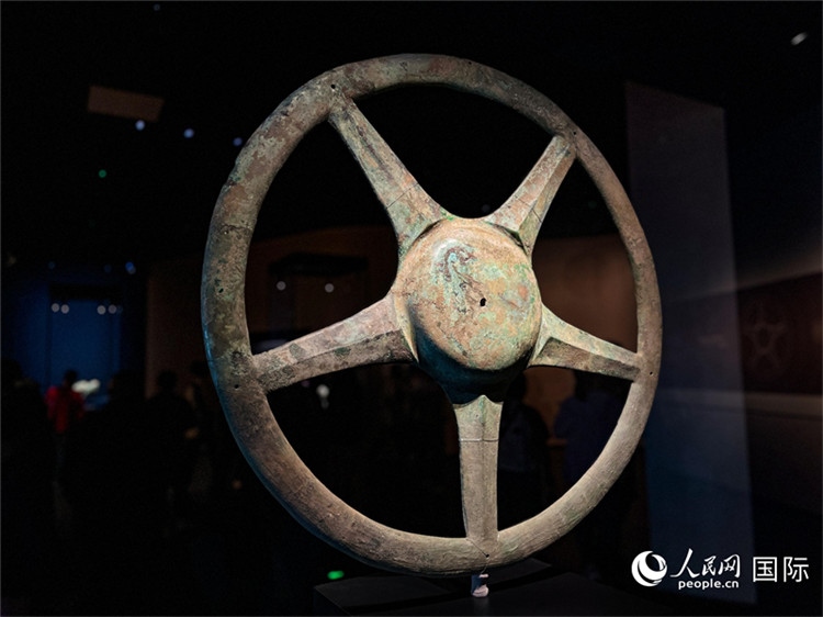 三星堆博物館中展出的太陽(yáng)輪。人民網(wǎng)記者 羨江楠攝
