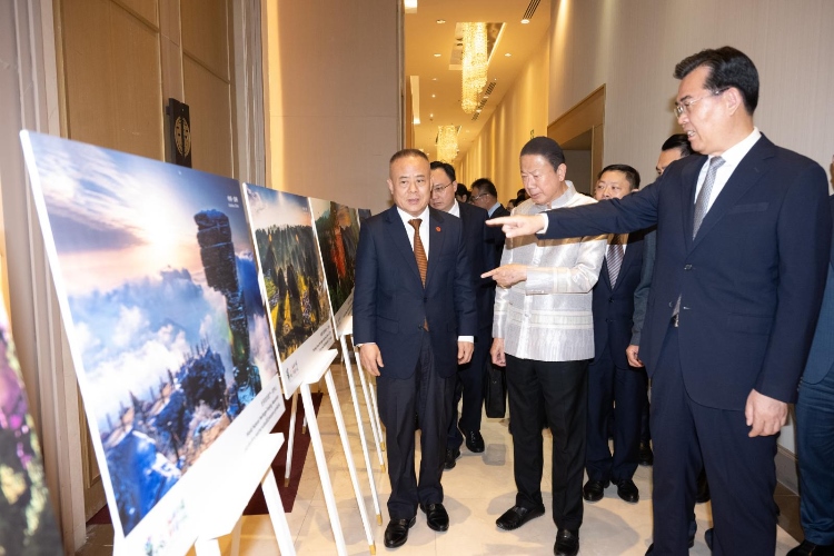 貴州省長李炳軍（右一）向泰方介紹貴州旅游資源。泰國中華總商會供圖