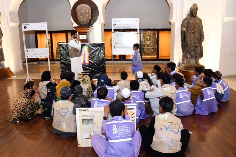 志愿者在博物館給孩子們開展互動講解?！瓣恿_守護人”供圖