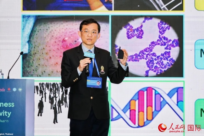 中國科學院院士、華大集團聯(lián)合創(chuàng)始人楊煥明發(fā)表主旨演講（人民網(wǎng)記者白元琪攝） 朱拉隆功大學醫(yī)學院副院長沃拉蘇克·肖特勒蘇克發(fā)表主旨演講（舉辦方供圖）