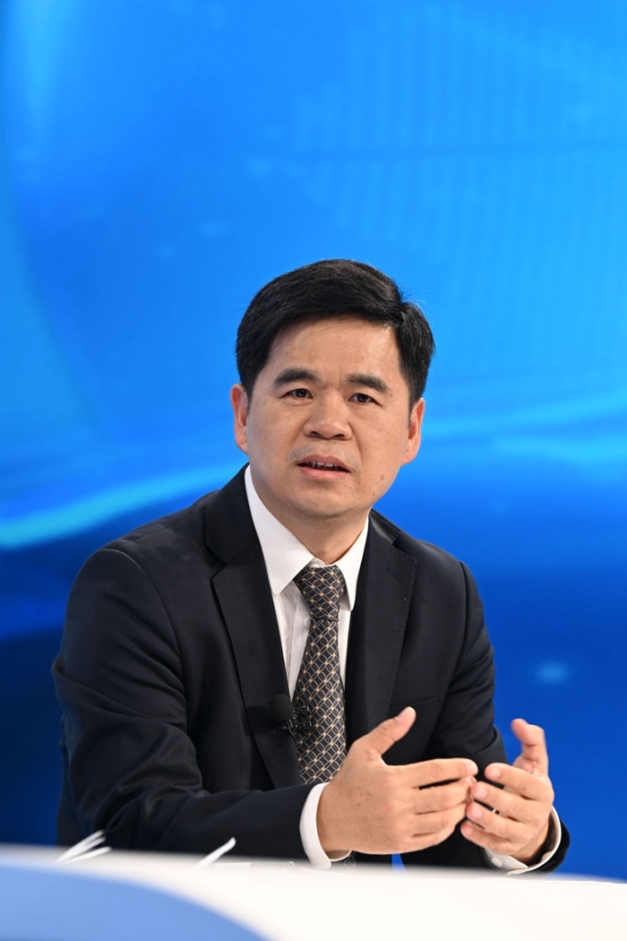 工業(yè)和信息化部運(yùn)行監(jiān)測協(xié)調(diào)局副局長何海林在“中國經(jīng)濟(jì)圓桌會”錄制現(xiàn)場交流發(fā)言。新華社記者 金良快 攝