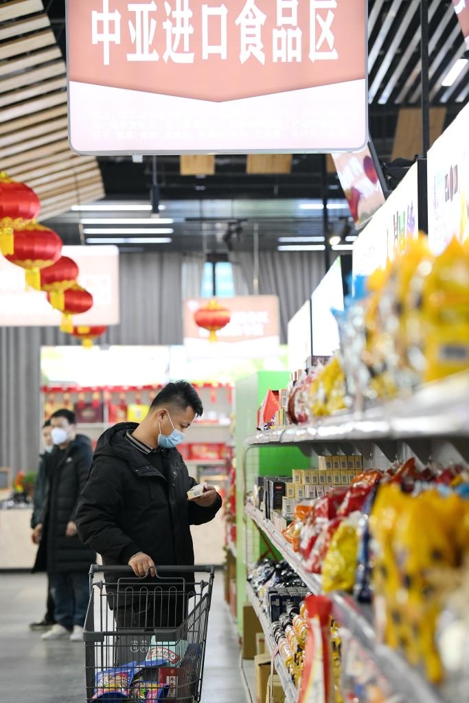 在位于西安浐灞國(guó)際港的愛菊健康生活體驗(yàn)館，消費(fèi)者挑選中亞進(jìn)口食品。新華社記者李一博 攝