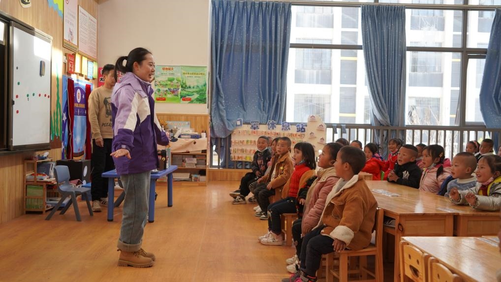  孩子們在昭覺縣易地扶貧搬遷縣城集中安置點沐恩邸社區(qū)幼兒園上課。新華社記者 尹恒 攝