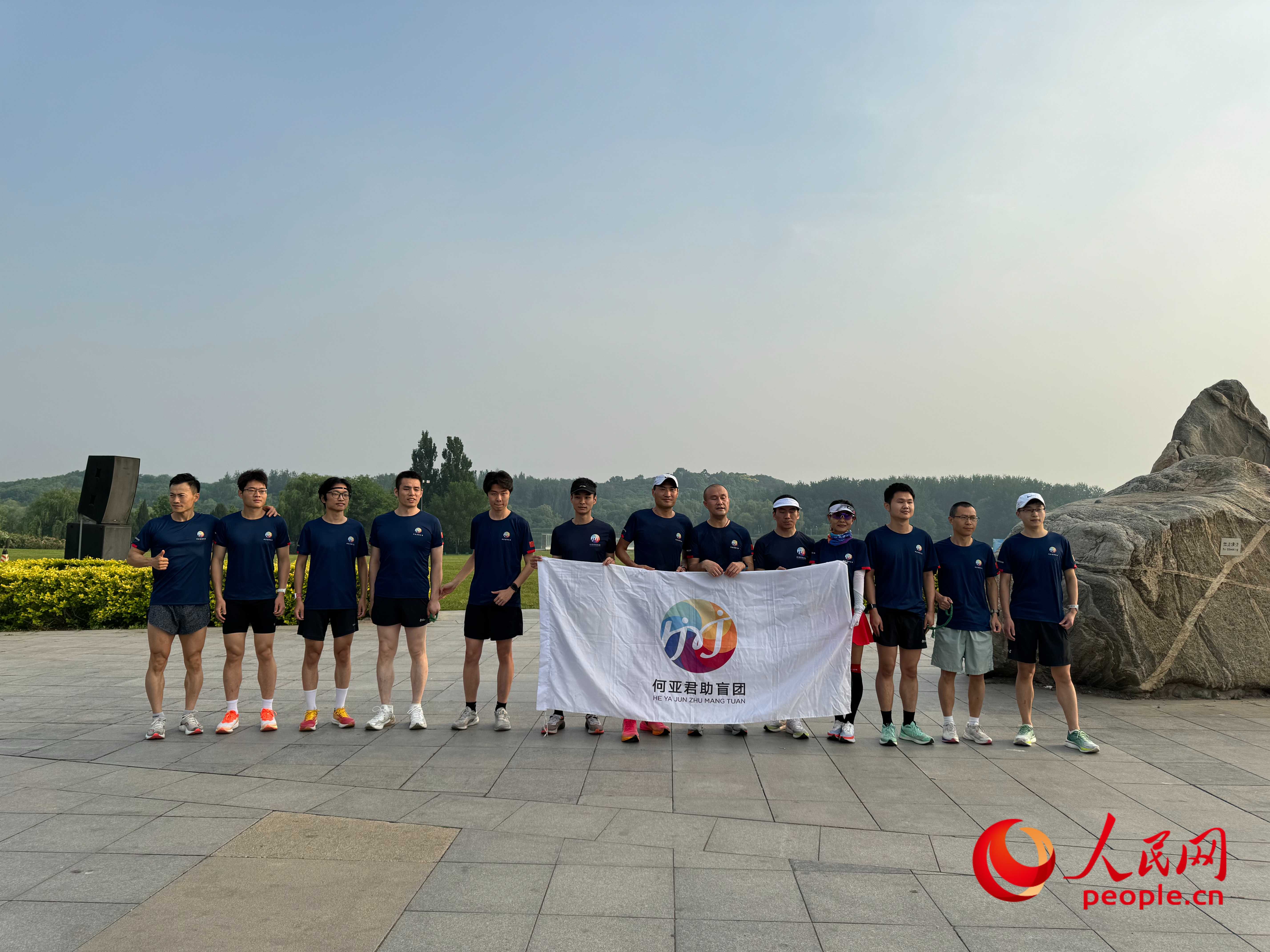 何亞君助盲團的部分成員合影。人民網(wǎng) 周靜圓攝