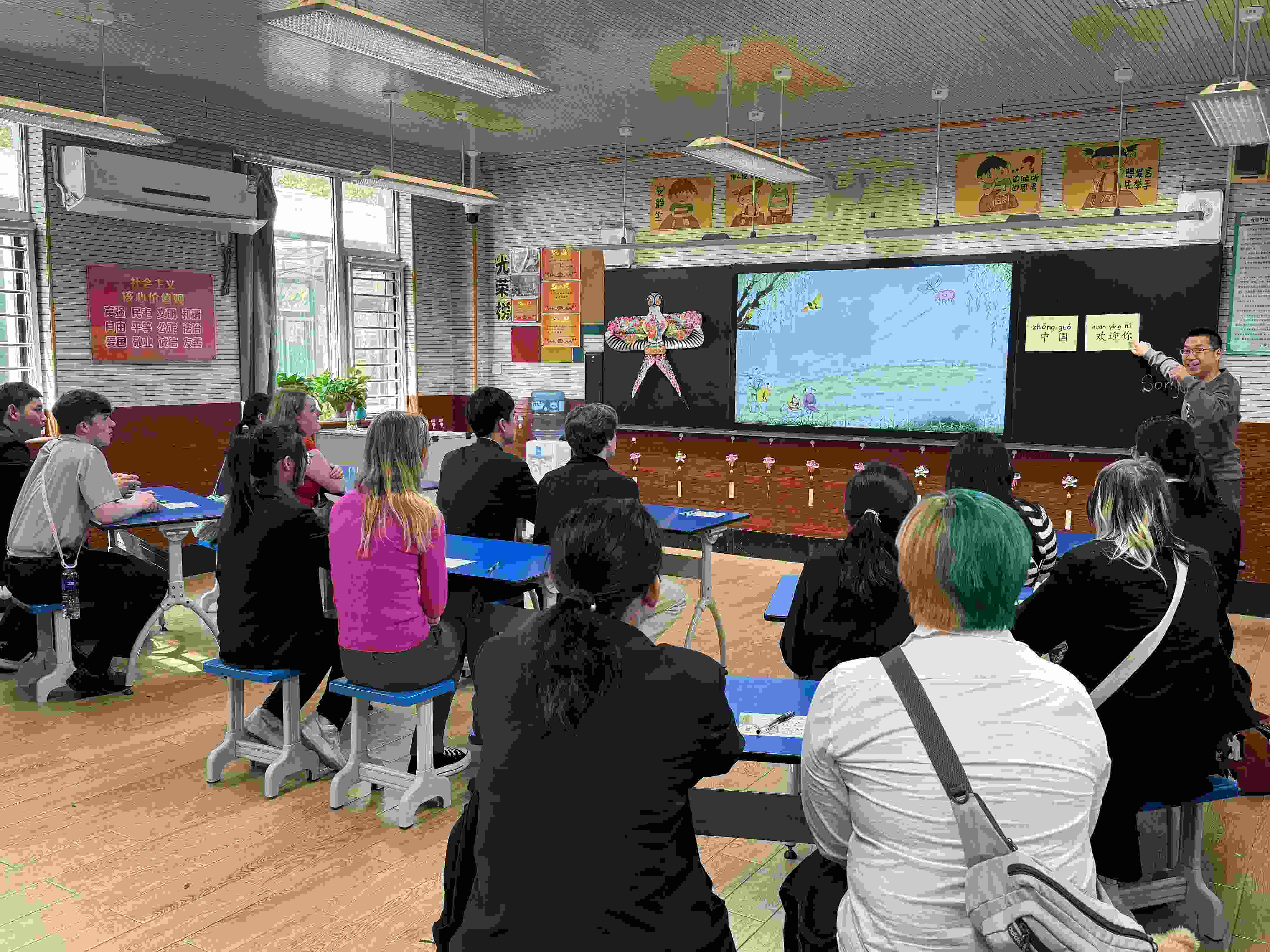 2024年4月20日，美國艾奧瓦州馬斯卡廷高中“友誼傳承”研學團來到石家莊外國語學校，中美學生同上一節(jié)中文課。