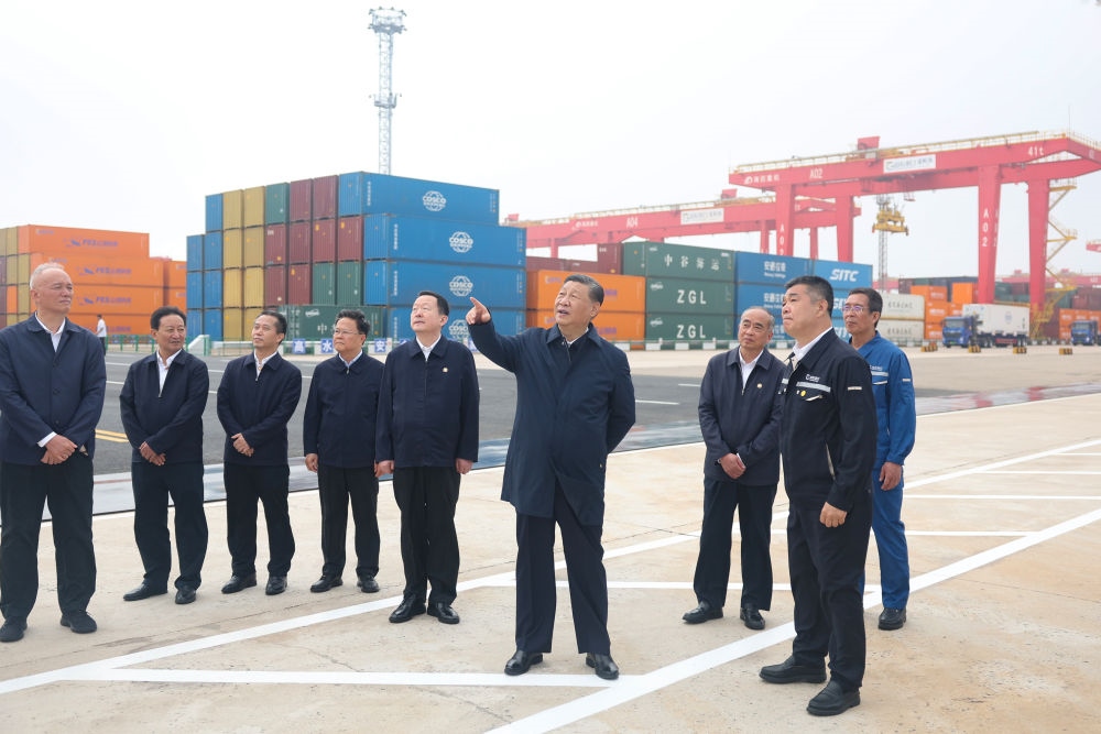 5月22日下午，習(xí)近平總書記在山東省日照市考察調(diào)研。他來到日照港，了解當(dāng)?shù)赝七M(jìn)港口智慧化綠色化建設(shè)、擴(kuò)大對外開放等情況。