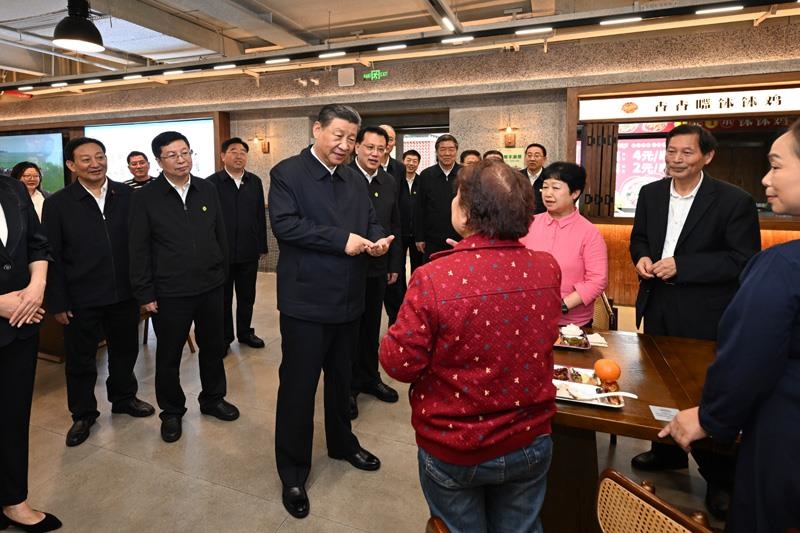 4月22日，在重慶考察的習近平總書記來到九龍坡區(qū)謝家灣街道民主村社區(qū)，察看小區(qū)改造和便民服務(wù)情況。