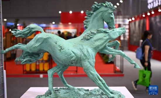 5月24日在第二十屆中國（深圳）國際文化產(chǎn)業(yè)博覽交易會俄羅斯美術(shù)協(xié)會展臺拍攝的馬雕塑作品。新華社記者 鄧華 攝
