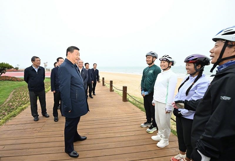5月22日，在山東日照考察調(diào)研的習近平總書記來到陽光海岸綠道，和騎行愛好者親切交流。