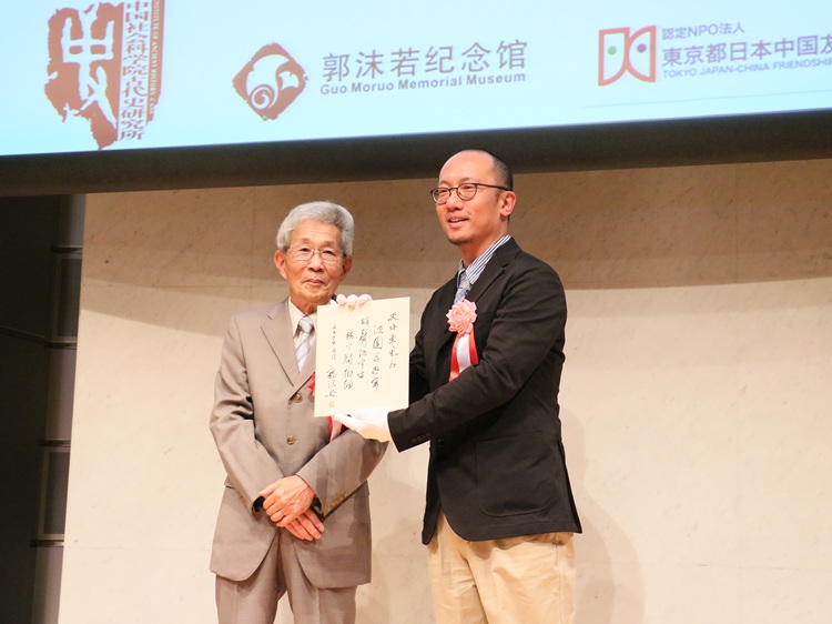 坂田昌一之子坂田文彥（左一）向郭沫若紀念館捐獻郭沫若致坂田昌一手跡。人民網(wǎng) 許可攝