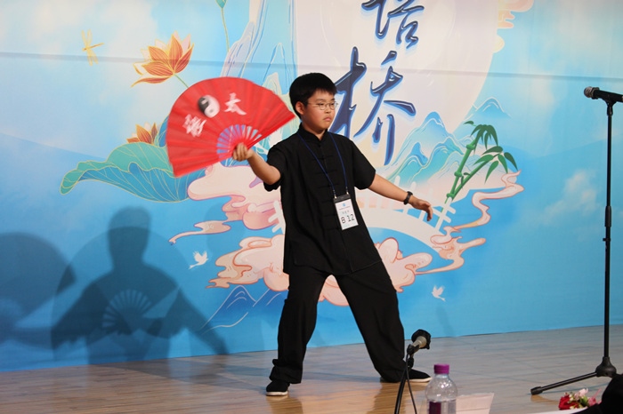 參賽選手在比賽中進行中華才藝展示。