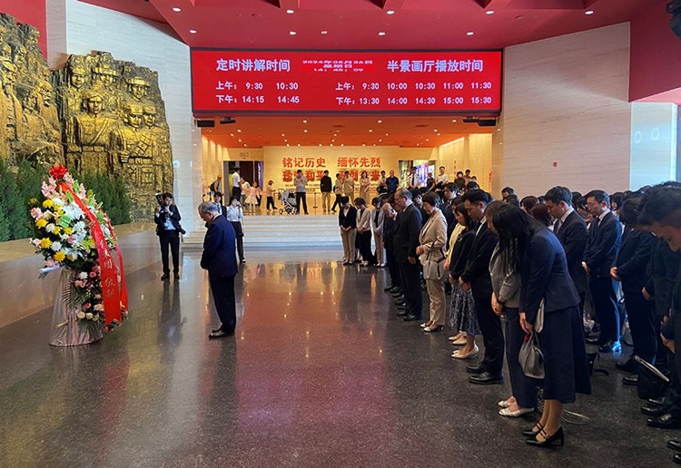 創(chuàng)價(jià)學(xué)會(huì)會(huì)長(zhǎng)原田稔及青年代表團(tuán)向中國(guó)人民抗日戰(zhàn)爭(zhēng)紀(jì)念館敬獻(xiàn)花籃。中國(guó)人民抗日戰(zhàn)爭(zhēng)紀(jì)念館供圖
