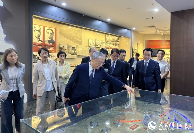 創(chuàng)價(jià)學(xué)會(huì)會(huì)長(zhǎng)原田稔（中）與青年代表團(tuán)成員訪(fǎng)問(wèn)中國(guó)人民抗日戰(zhàn)爭(zhēng)紀(jì)念館。人民網(wǎng)記者 陳思攝