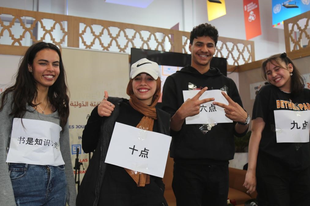 2024年4月24日，突尼斯高中生在首都突尼斯市舉辦的突尼斯國際書展上表演漢語節(jié)目。新華社發(fā)（阿代爾攝）