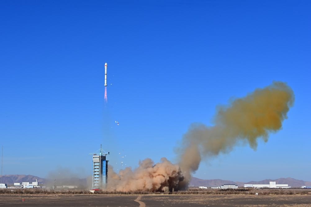 2023年12月4日，中國在酒泉衛(wèi)星發(fā)射中心使用長征二號(hào)丙運(yùn)載火箭，成功將援埃及二號(hào)衛(wèi)星發(fā)射升空，衛(wèi)星順利進(jìn)入預(yù)定軌道，發(fā)射任務(wù)獲得圓滿成功。新華社發(fā)（汪江波 攝）