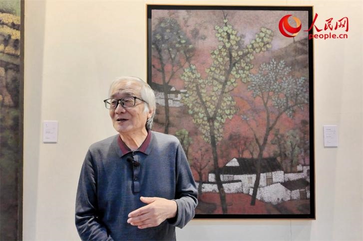 中央文史研究館書畫院院部委員、清華大學(xué)吳冠中藝術(shù)研究中心副主任王秦生正在接受人民網(wǎng)的采訪。人民網(wǎng)記者 劉微攝