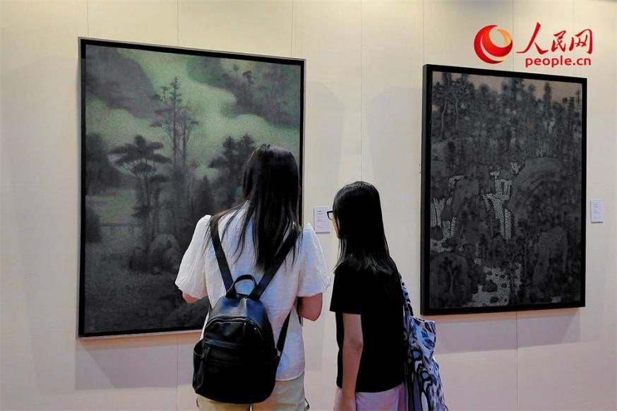 觀眾正在觀賞王秦生畫作《云山幽趣》。人民網(wǎng)記者 劉微攝