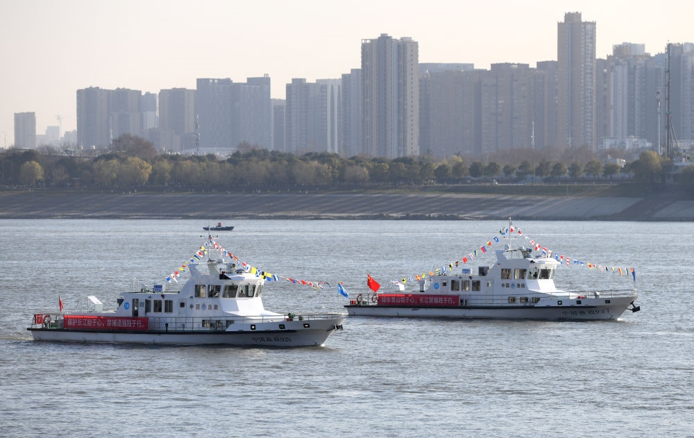 漁政執(zhí)法船隊從長江武漢段江面駛過，啟動長江流域重點水域“十年禁漁”（2020年12月31日攝）。新華社記者 程敏 攝