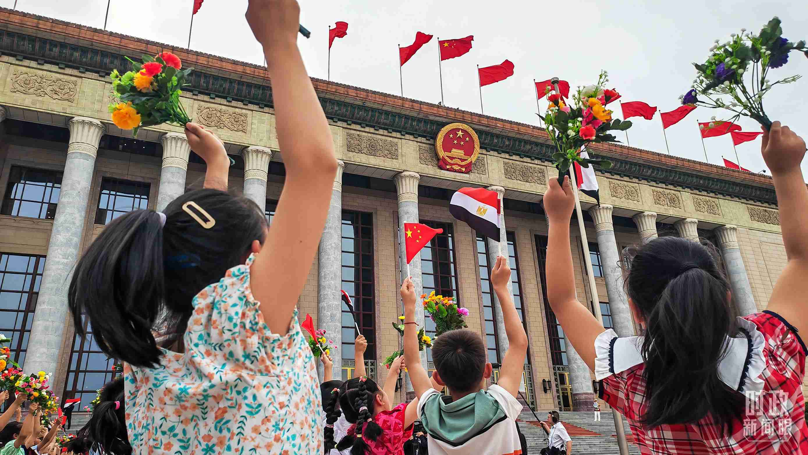 △5月29日下午，習(xí)近平主席舉行儀式歡迎埃及總統(tǒng)塞西訪(fǎng)華。圖為歡迎儀式現(xiàn)場(chǎng)的少年兒童。（總臺(tái)央視記者劉琦拍攝）