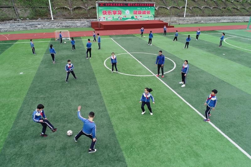 陜西安康平利縣老縣鎮(zhèn)中心小學(xué)的學(xué)生在操場(chǎng)上踢球。