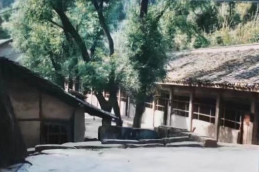 這是之江小學(xué)的前身——四川省南充市嘉陵區(qū)一所山區(qū)小學(xué)的校舍（資料照片翻拍）。