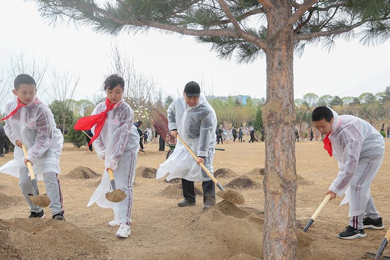 2023年4月4日，習(xí)近平總書(shū)記來(lái)到北京市朝陽(yáng)區(qū)東壩中心公園參加首都義務(wù)植樹(shù)活動(dòng)。這是總書(shū)記同孩子們一起植樹(shù)。