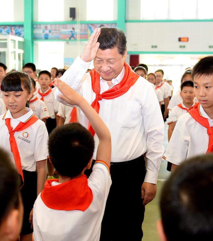 2014年5月30日，習(xí)近平總書記來到北京市海淀區(qū)民族小學(xué)，參加慶?！傲弧眹H兒童節(jié)活動。新華社記者 李濤 攝