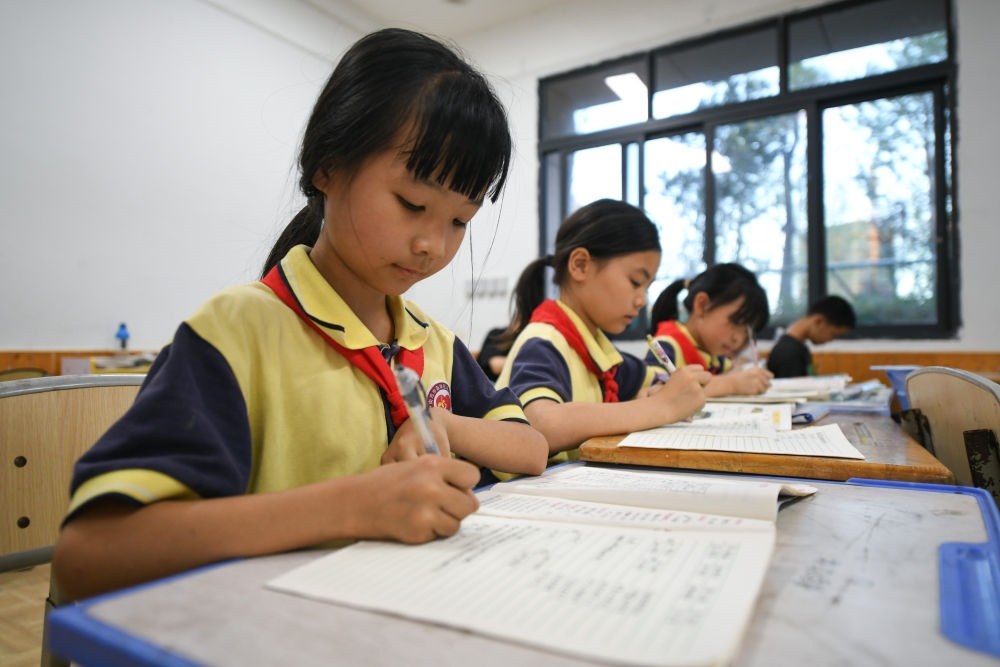 5月30日，學(xué)生在之江小學(xué)“留守兒童之家”寫作業(yè)。