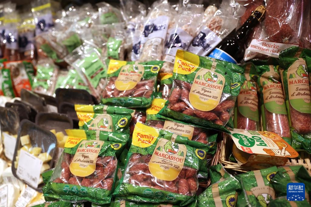 這是5月31日在比利時布魯塞爾一家超市拍攝的各類食品。新華社記者 趙丁喆 攝