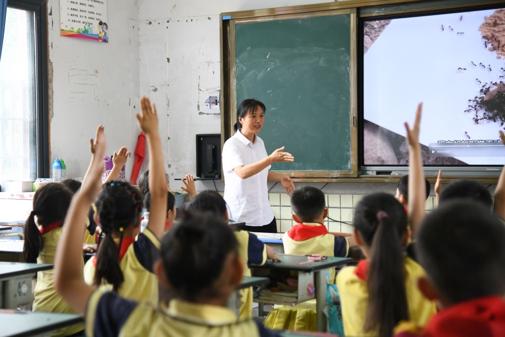 5月31日，學(xué)生在科學(xué)課上與老師互動。新華社記者 胥冰潔 攝