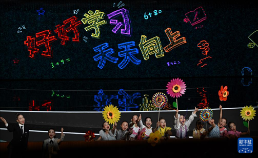 6月1日，演員在“我和祖國一起成長”主題演出活動中表演。新華社記者 金良快 攝