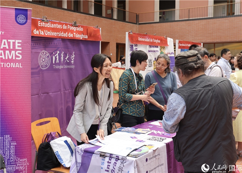 旅西華人華僑在展臺前咨詢。人民網記者 顏歡攝