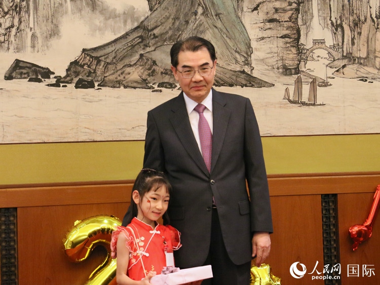 吳江浩大使向中文朗誦比賽獲獎選手代表贈送書籍。人民網(wǎng) 許可攝