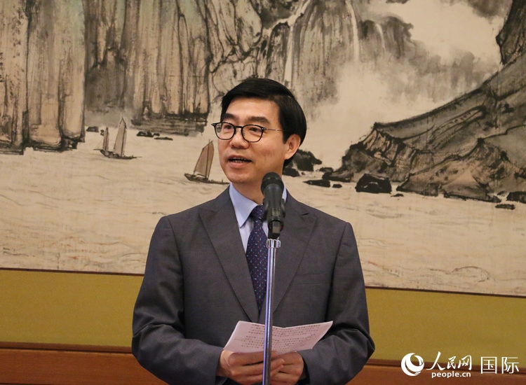 中國駐日本大使館施泳公使致辭。人民網(wǎng) 許可攝