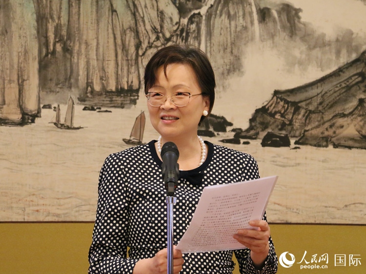大使夫人丁玥致辭。人民網(wǎng) 許可攝