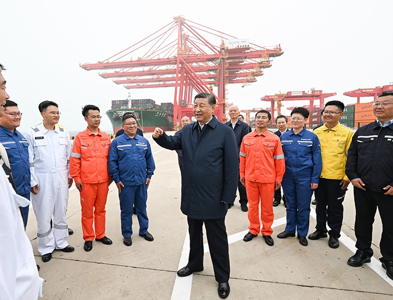 △2024年5月22日，習(xí)近平總書記在山東省日照港親切慰問港口科技工作者、運(yùn)營(yíng)人員、航運(yùn)人員。