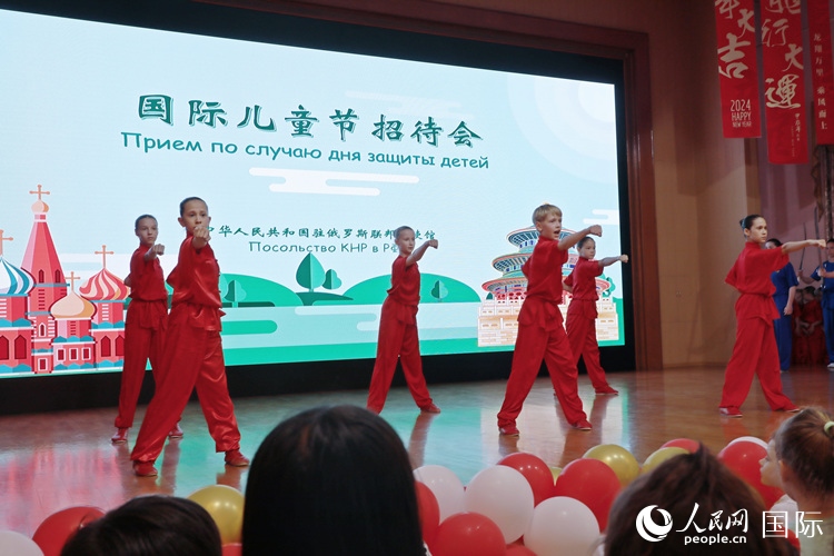 俄羅斯少年進行武術表演。人民網(wǎng)記者 隋鑫攝