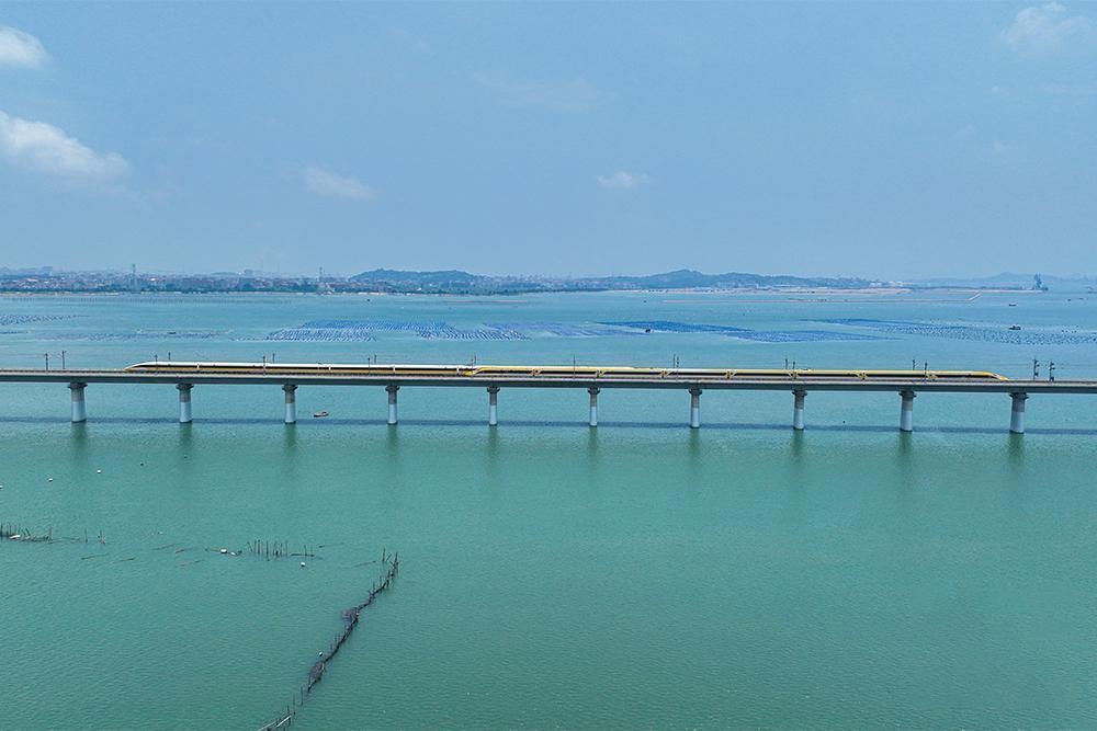 △2023年6月28日，CR450動(dòng)車組試驗(yàn)列車在湄洲灣跨海大橋交會(huì)運(yùn)行，單列最高運(yùn)行時(shí)速達(dá)到453公里。