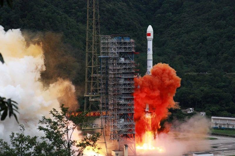 △2020年6月23日，我國(guó)北斗三號(hào)全球衛(wèi)星導(dǎo)航系統(tǒng)最后一顆組網(wǎng)衛(wèi)星在西昌衛(wèi)星發(fā)射中心點(diǎn)火升空。同年7月，北斗三號(hào)系統(tǒng)正式開通全球服務(wù)，“中國(guó)的北斗”真正成為“世界的北斗”。