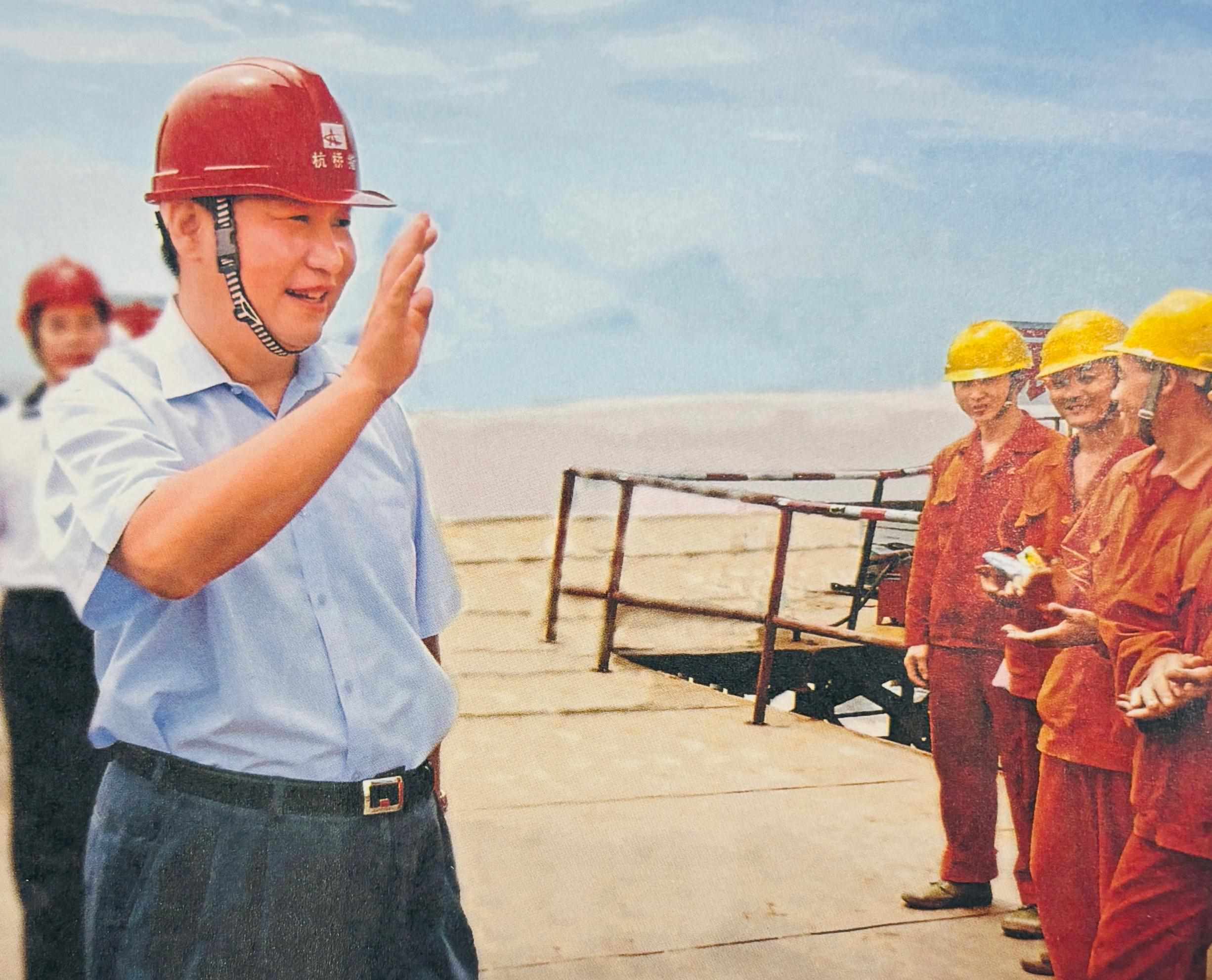 △2006年7月12日，習(xí)近平在杭州灣跨海大橋嘉興市海鹽段建設(shè)工地慰問工人。