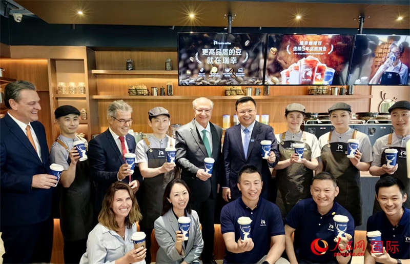 巴西副總統(tǒng)阿爾克明在北京某咖啡店推廣巴西咖啡。人民網(wǎng)記者 符園園攝