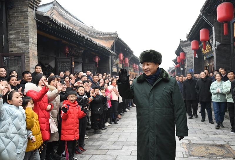2022年1月27日，習(xí)近平總書記在山西平遙古城向現(xiàn)場群眾揮手致意。